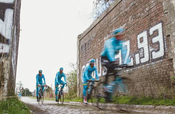 Команда Astana Cycling Team на трассе Париж–Рубэ