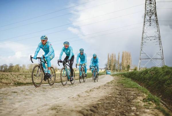 Команда Astana Cycling Team на трассе Париж–Рубэ