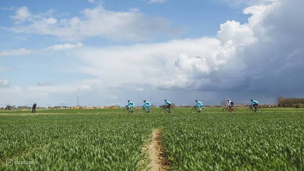 Команда Astana Cycling Team на трассе Париж–Рубэ