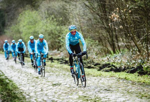Команда Astana Cycling Team на трассе Париж–Рубэ