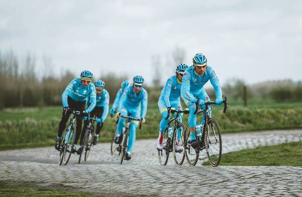 Команда Astana Cycling Team на трассе Париж–Рубэ