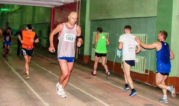 Одиссей Дельянов | Марафон в манеже Марафон в манеже, Одиссей Дельянов, первый марафон, марафон в Молодечно, Swim.by