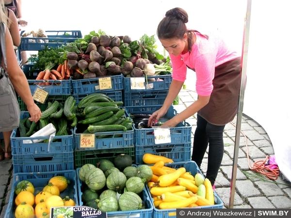 Andrzej Waszkewicz | Prague Bio Market Рынок, девушка-продавец